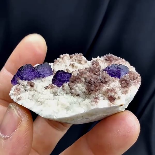 Complete side profile of the Guizhou fluorite and quartz specimen