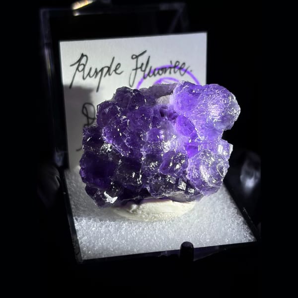 Deep purple etched fluorite on white quartz from De'an — complete view