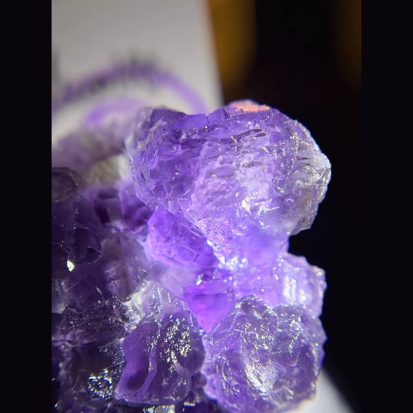 Deep purple etched fluorite on white quartz from De'an — detail view