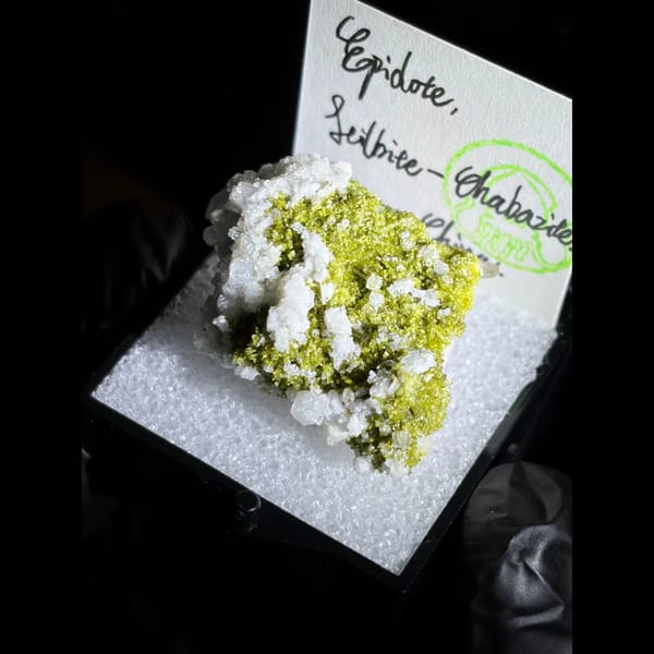 Epidote with chabazite and stilbite from Luoyuan, Fujian — detail view