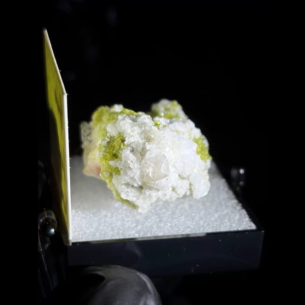 Epidote with chabazite and stilbite from Luoyuan, Fujian — detail view