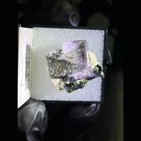 Purple fluorite with chlorite and quartz from Yaogangxian — complete view