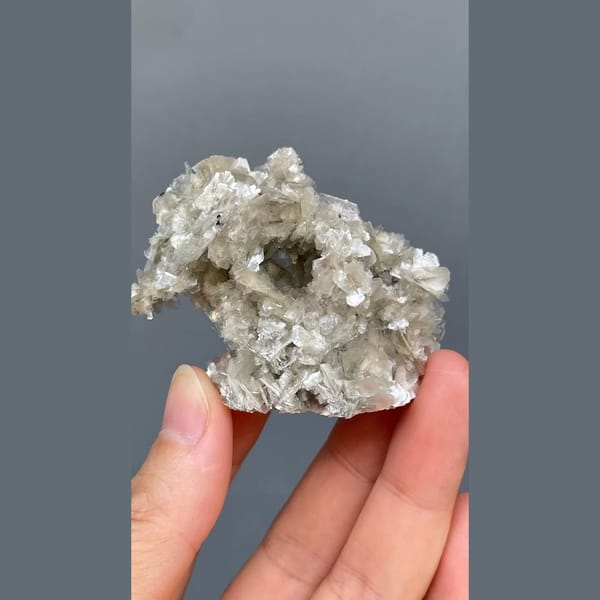 Bird's nest muscovite from Xuebaoding — complete view
