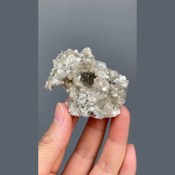 Bird's nest muscovite from Xuebaoding — detail view