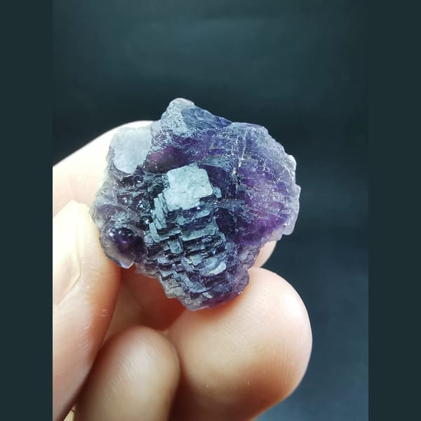 Stepped purple fluorite with octahedral fluorite from Yindu — complete view