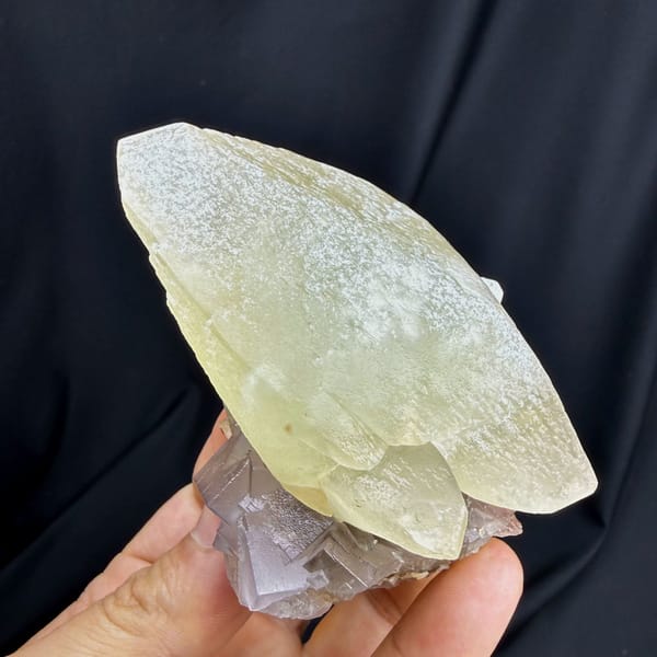 Complete oblique view showing green calcite over purple fluorite