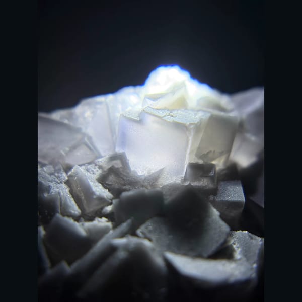 Porcelain blue fluorite with violet rim from Weishan — alternate view