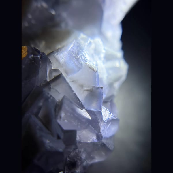 Porcelain blue fluorite with violet rim from Weishan — detail view