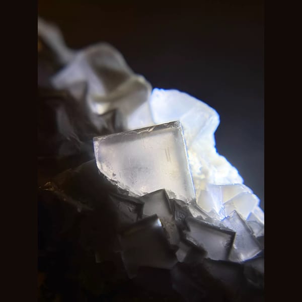 Porcelain blue fluorite with violet rim from Weishan — detail view
