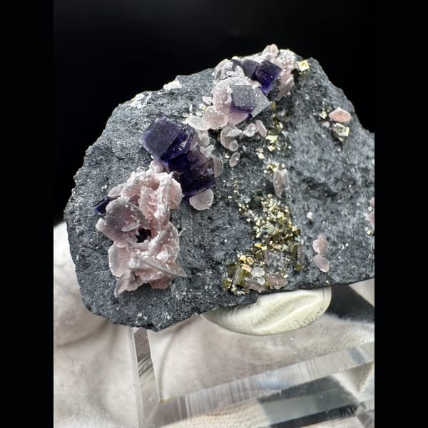Purple-blue cubic fluorite with pyrite and rhodochrosite — alternate view