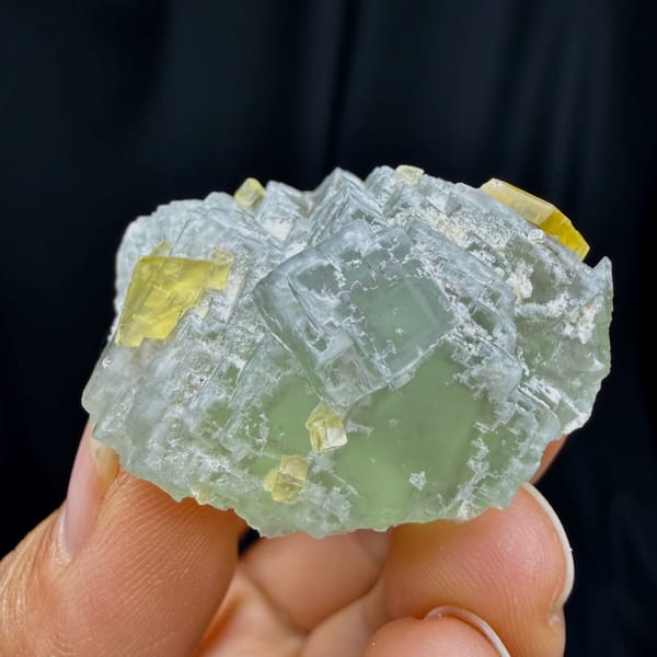 Complete oblique view of the Jiangxi fluorite and barite specimen