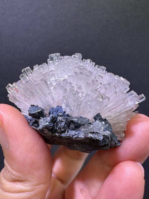 Complete opposing profile of the radiating zeolite specimen
