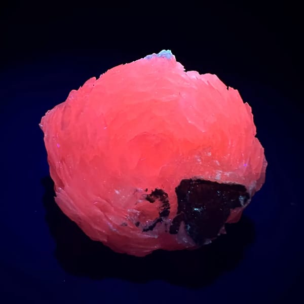 Pink Flower Bud Calcite Yaogangxian 3.3 cm — complete view