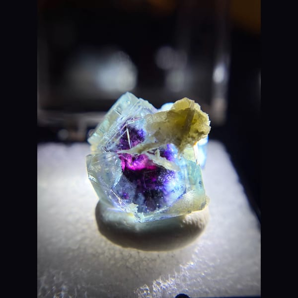 Clear fluorite with violet phantom and blue rim from Yindu — complete view