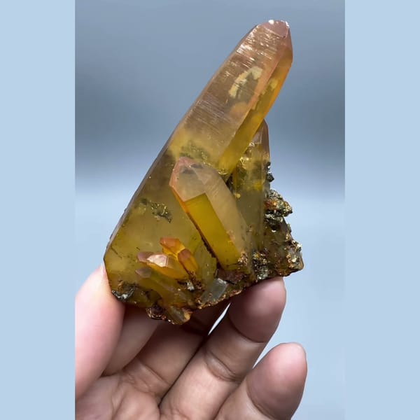 Golden-Skin Quartz with Chalcopyrite Yaogangxian 5.9 cm — detail view