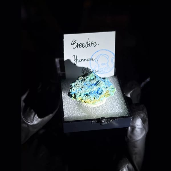 Creedite with blue gibbsite and cyanotrichite from Yunnan — complete view