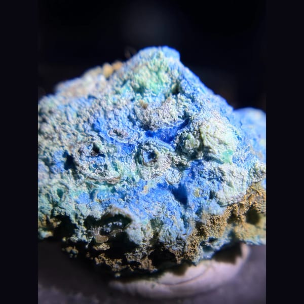 Creedite with blue gibbsite and cyanotrichite from Yunnan — alternate view