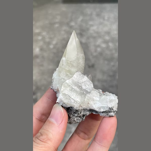 Lamp wick calcite with red fluorescence from Shimen — complete view