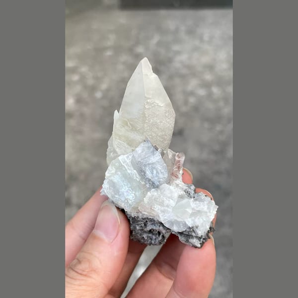 Lamp wick calcite with red fluorescence from Shimen — alternate view