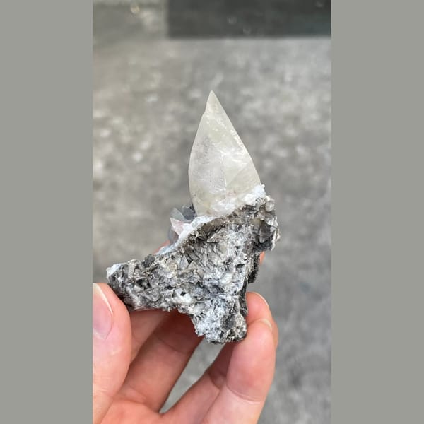 Lamp wick calcite with red fluorescence from Shimen — detail view