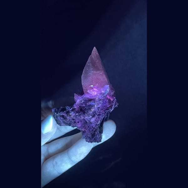 Lamp wick calcite with red fluorescence from Shimen — detail view
