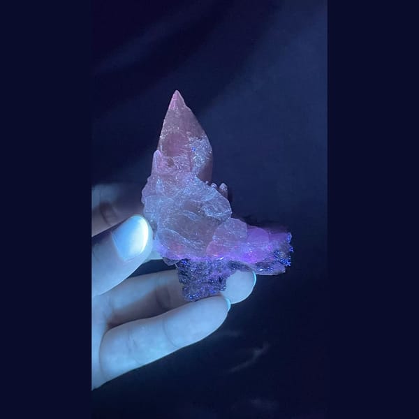 Lamp wick calcite with red fluorescence from Shimen — detail view