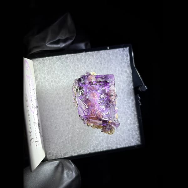 Purple-framed fluorite with calcite from Yaogangxian — alternate view