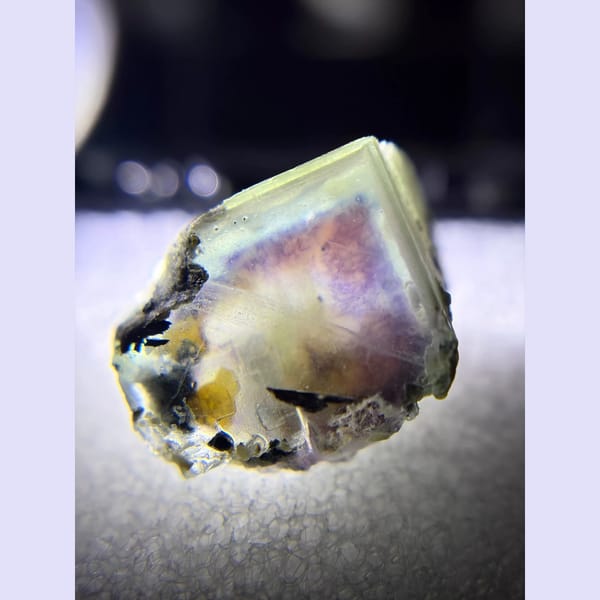 Porcelain-rim phantom fluorite from Yindu — detail view