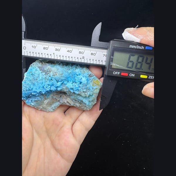Fluorescent blue gibbsite and allophane from Qinglong — complete view