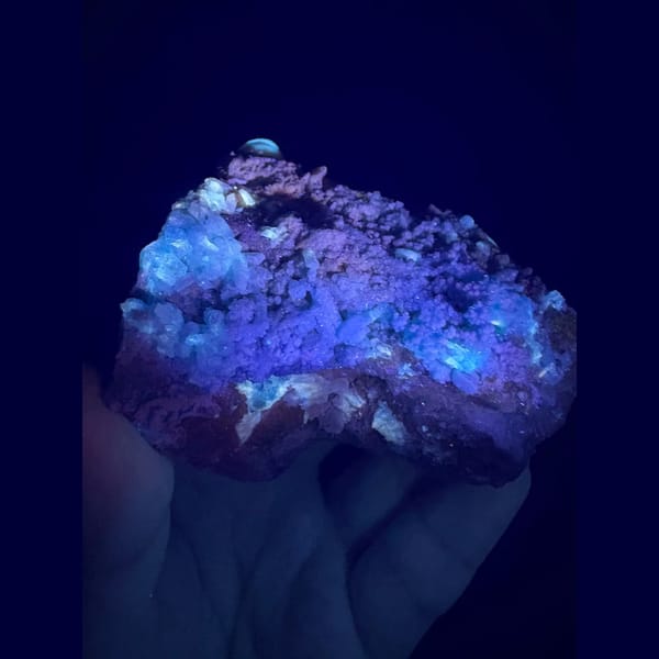 Fluorescent blue gibbsite and allophane from Qinglong — alternate view