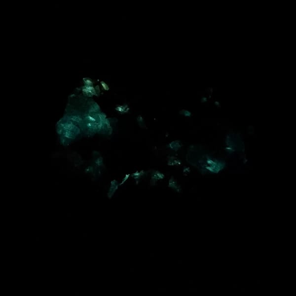 Fluorescent blue gibbsite and allophane from Qinglong — alternate view