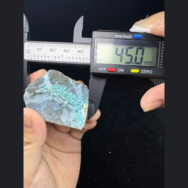 Gearksutite flower vein on blue gibbsite from Qinglong — alternate view