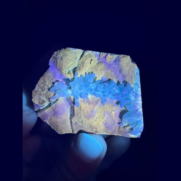 Gearksutite flower vein on blue gibbsite from Qinglong — alternate view