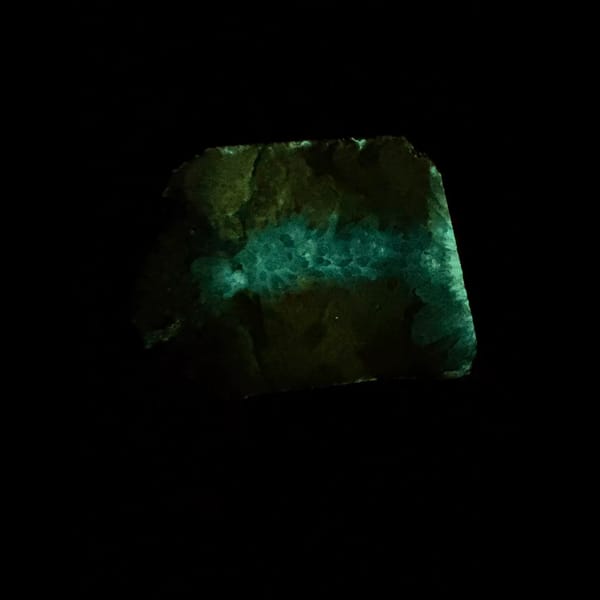 Gearksutite flower vein on blue gibbsite from Qinglong — detail view