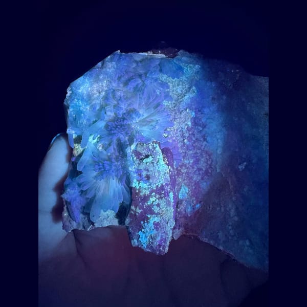 Large fluorescent gibbsite with gearksutite from Qinglong — alternate view
