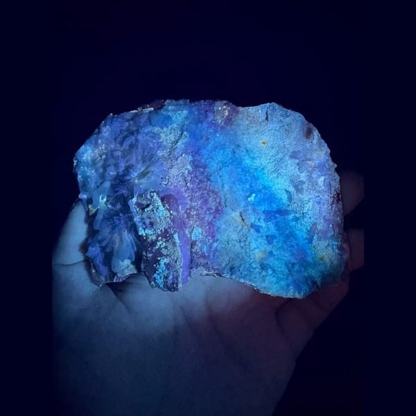 Large fluorescent gibbsite with gearksutite from Qinglong — detail view