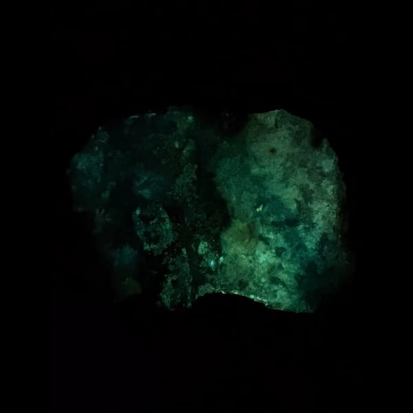 Large fluorescent gibbsite with gearksutite from Qinglong — detail view