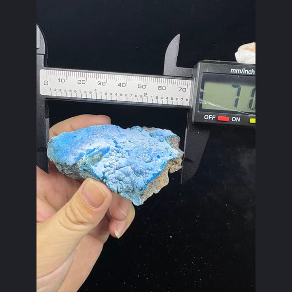 Snow mountain blue gibbsite and allophane from Qinglong — alternate view