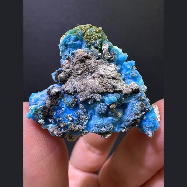 Blue gibbsite crust with creedite from Guizhou — complete view