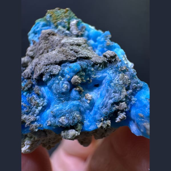 Blue gibbsite crust with creedite from Guizhou — alternate view