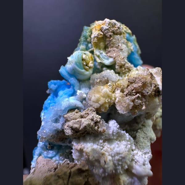 Blue gibbsite crust with creedite from Guizhou — detail view