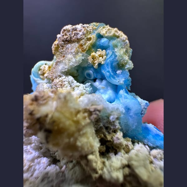 Blue gibbsite crust with creedite from Guizhou — detail view