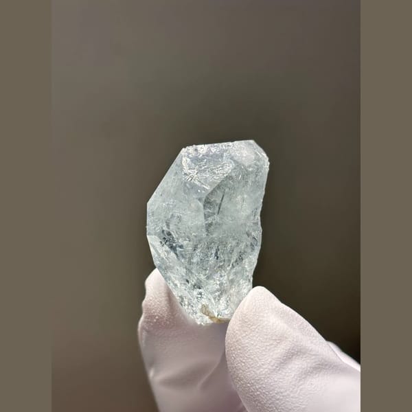 Icy Clear Aquamarine Xuebaoding 3.8 cm — complete view