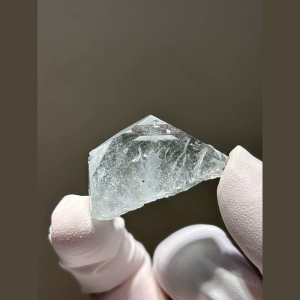 Icy Clear Aquamarine Xuebaoding 3.8 cm — detail view