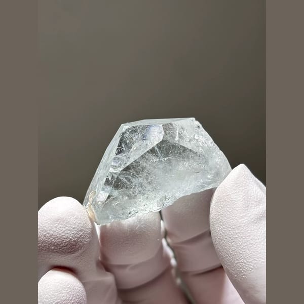 Icy Clear Aquamarine Xuebaoding 3.8 cm — detail view