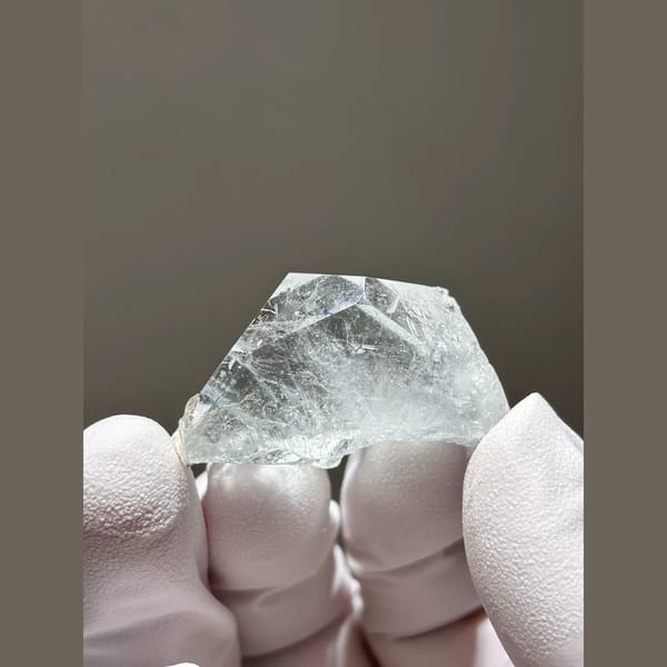 Icy Clear Aquamarine Xuebaoding 3.8 cm — detail view