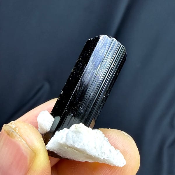Complete alternate profile of the striated black tourmaline crystal