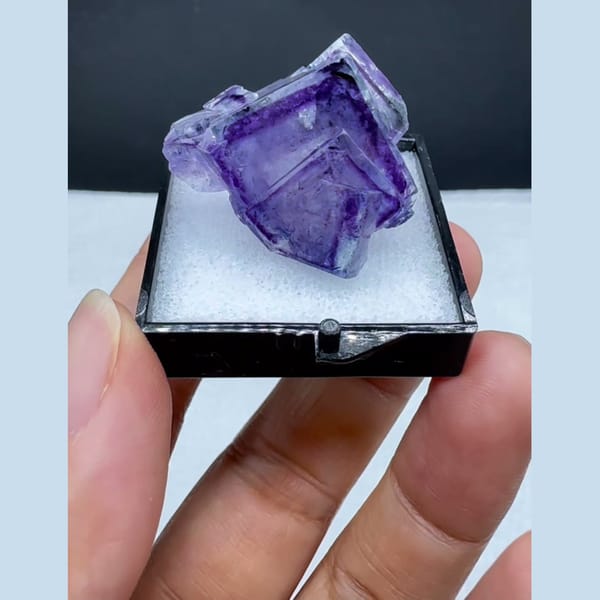 Purple-Rim Fluorite Yaogangxian 2.8 cm — detail view