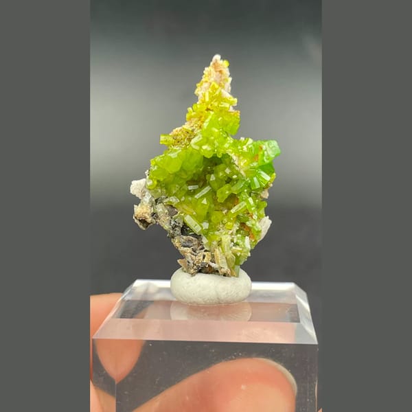 Apple-green pyromorphite from Guangdong — complete view