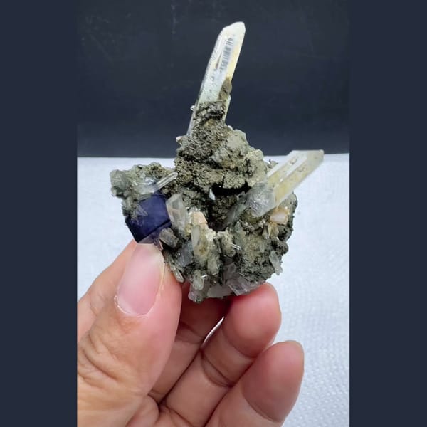 Quartz with Fluorite and Chlorite Yaogangxian 3.6 cm — detail view